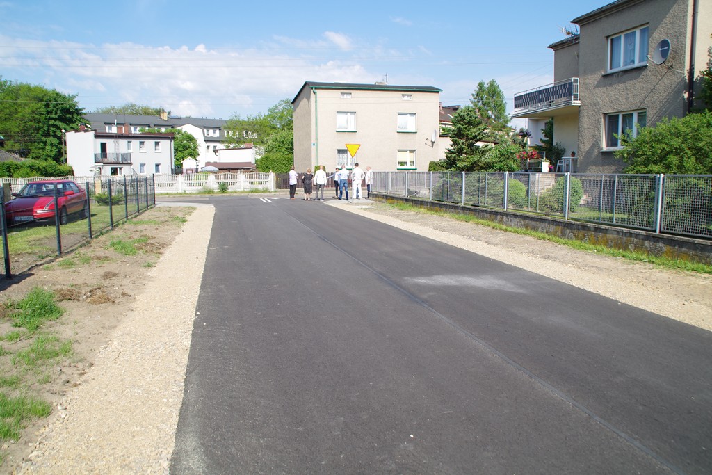 Fotografia przedstawia widok nowej nawierzchni asfaltowej na ul. Reja w Kaletach